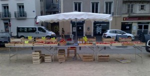 Le Biau Verger : vente de pommes sur un marché bio, Angers, Maine-et-Loire
