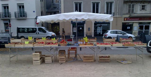 Le Biau Verger AB : vente de pommes bio sur un marché bio, Angers, Maine-et-Loire